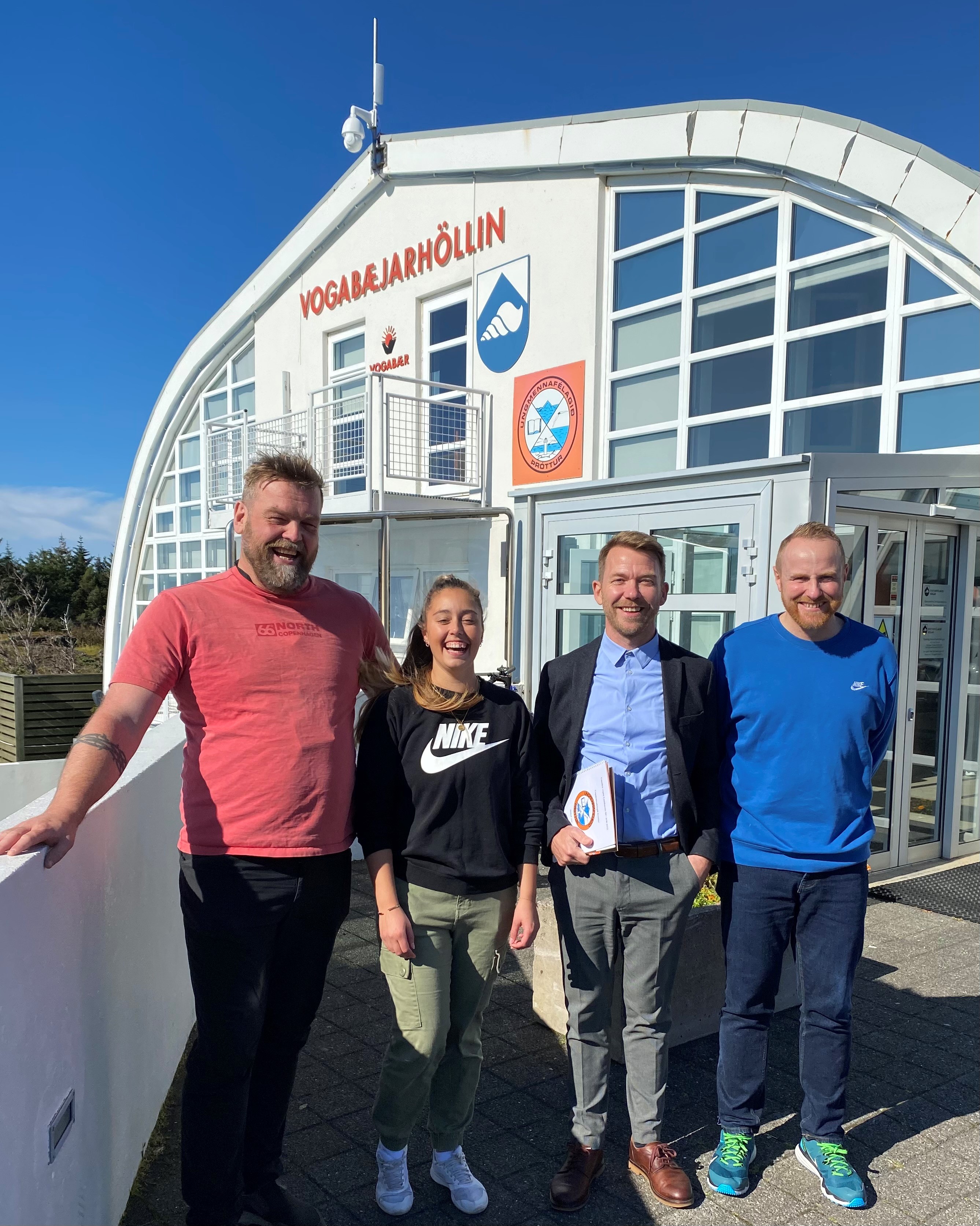 Við Guðmundur Stefán íþrótta- og tómstundafulltrúi heimsóttum forsvarsfólk Þróttar, þau Martein framkvæmdastjóra og Petru formann félagsins.