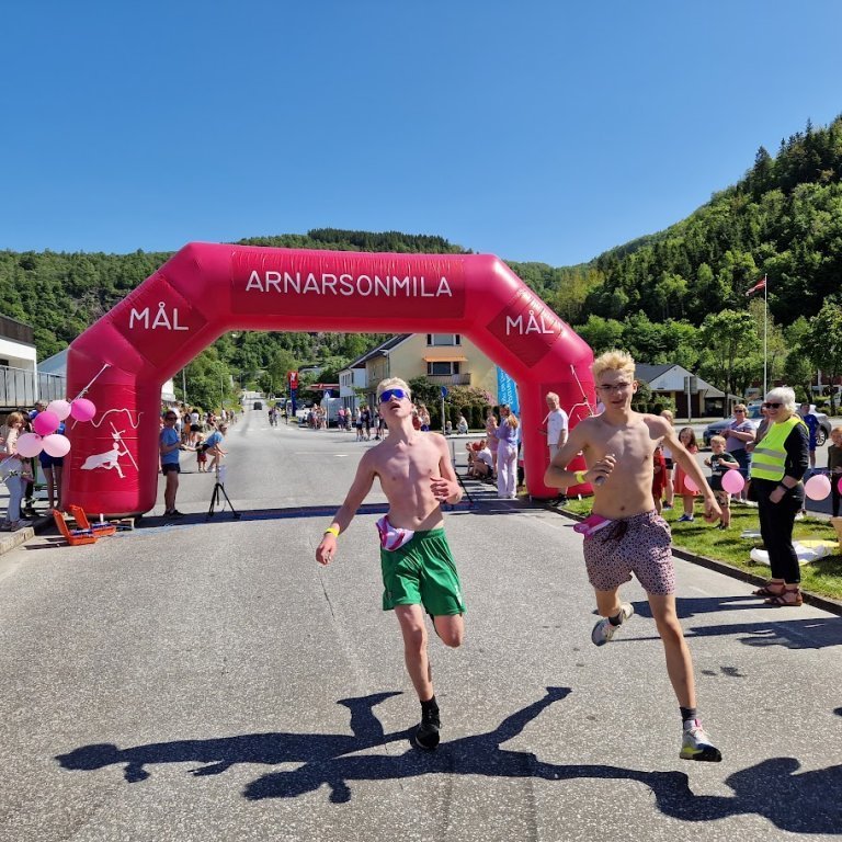 Alex og Óliver að koma í mark