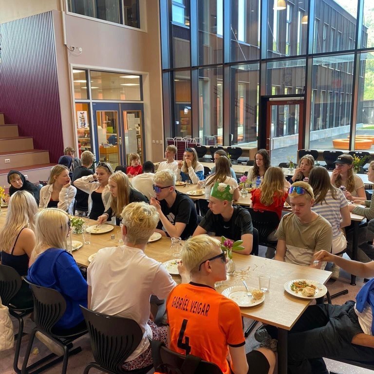 Hádegisverður í grunnskólanum