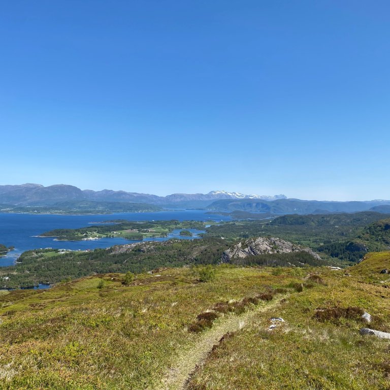 Horft yfir fjörðinn í Dale