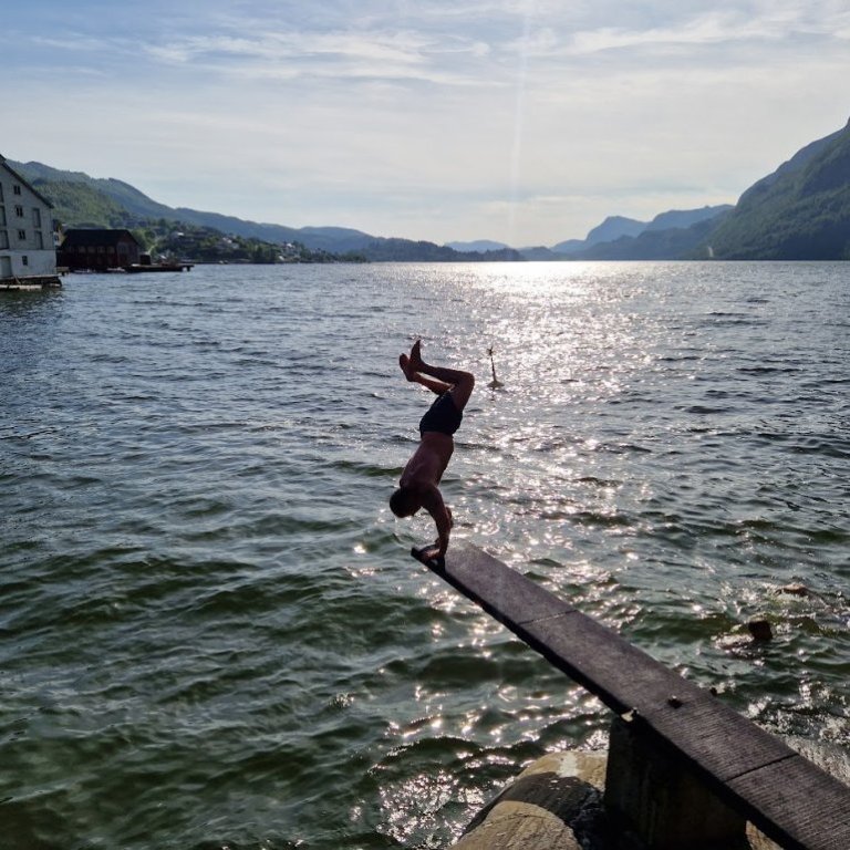 Reynir i handahlaupi