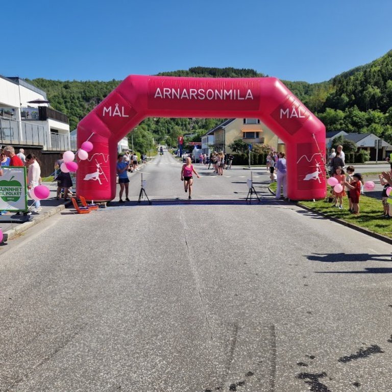 Stelpurnar að klára boðhlaupið