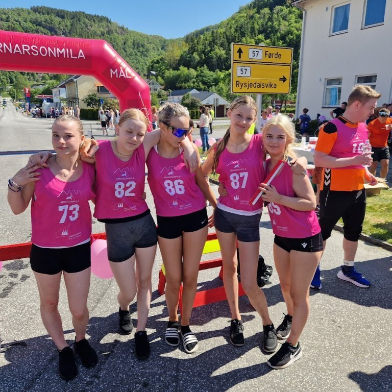 Stelpurnar komnar í mark