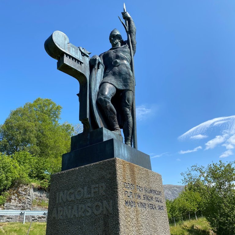 Styttan af Ingólfi í Fjaler