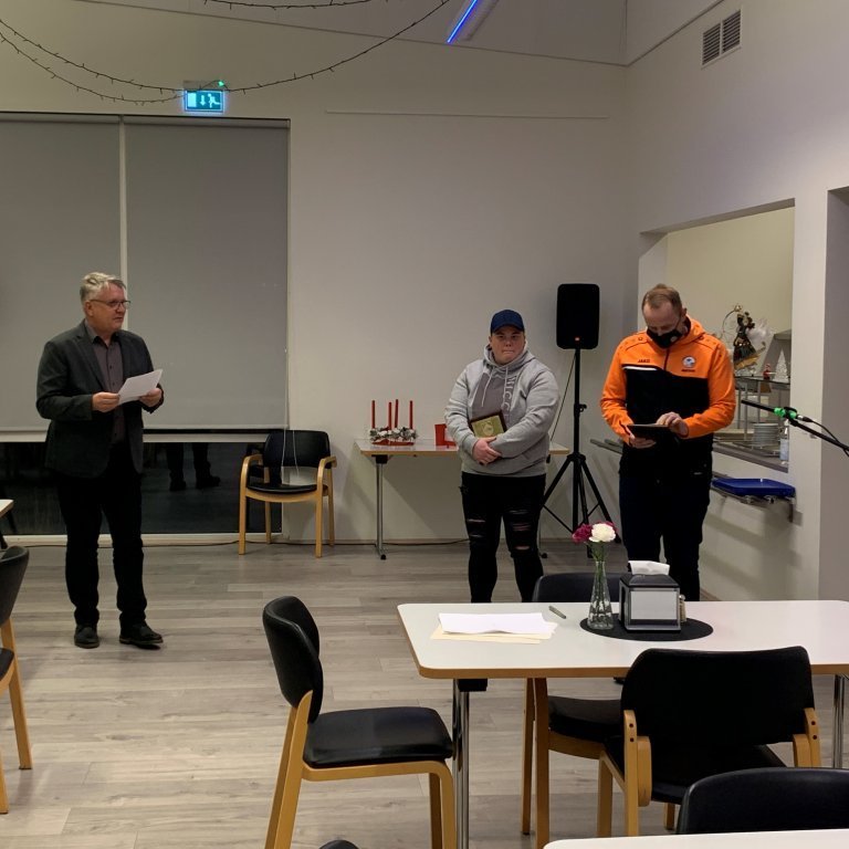 Ásgeir Eiríksson bæjarstjóri, Ellen Lind Ísaksdóttir og Marteinn Ægisson sem veitti viðtöku viðurkenningu fyrir hönd Unnars Ara Hanssonar