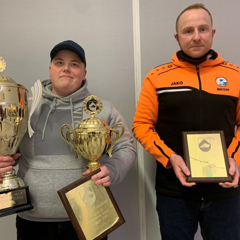 Ellen Lind ísaksdóttir íþróttamaður ársins 2021 og Marteinn Ægisson sem veitti viðtöku viðurkenningu fyrir hönd Unnars Ara Hanssonar