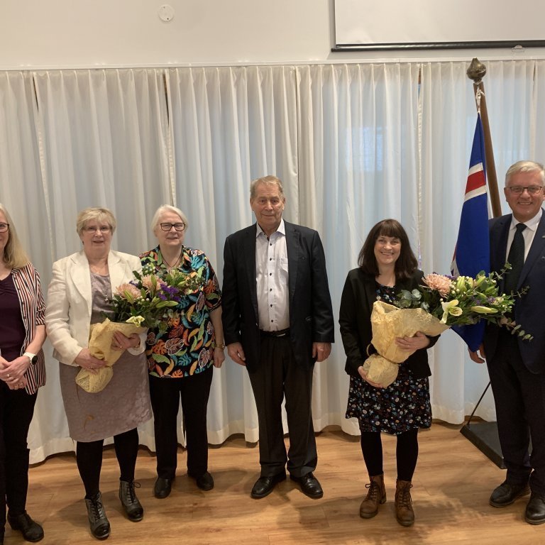 Handhafar Menningarverðlauna Sveitarfélagsins Voga 2021, Kirkjukór Kálfatjarnarkirkju og Eygló Jónsdóttir ásamt Ásgeiri Eiríkssyni bæjarstjóra