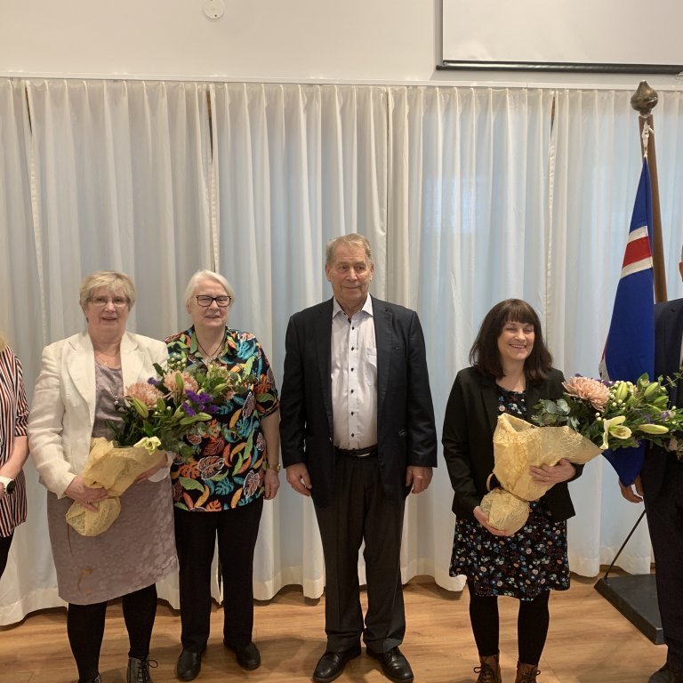 Handhafar Menningarverðlauna Sveitarfélagsins Voga 2021, Kirkjukór Kálfatjarnarkirkju og Eygló Jónsdóttir ásamt Ásgeiri Eiríkssyni bæjarstjóra