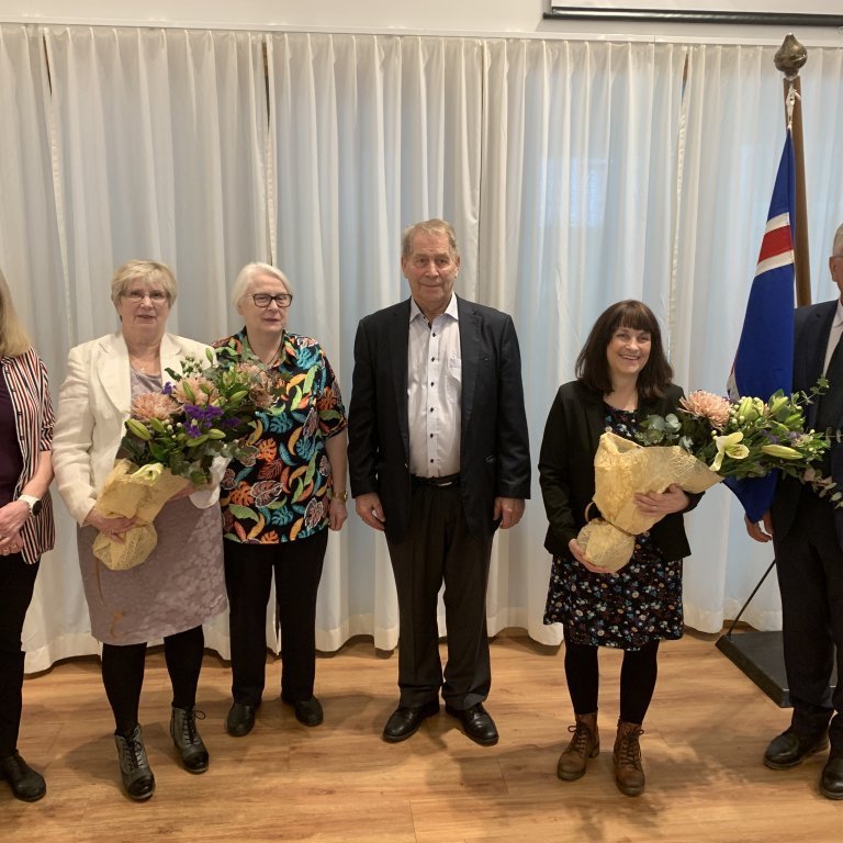 Handhafar Menningarverðlauna Sveitarfélagsins Voga 2021, Kirkjukór Kálfatjarnarkirkju og Eygló Jónsdóttir ásamt Ásgeiri Eiríkssyni bæjarstjóra