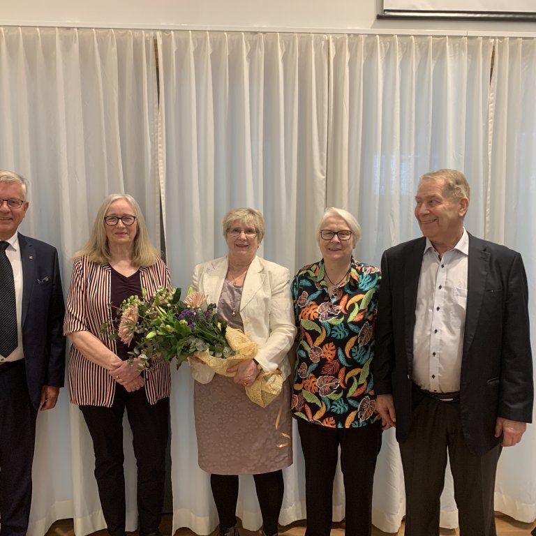 Félagar úr Kirkjukór Kálfatjarnarkirkju ásamt Ásgeiri Eiríkssyni bæjarstjóra