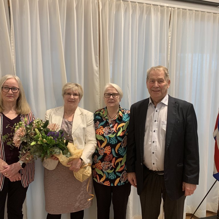 Félagar úr Kirkjukór Kálfatjarnarkirkju ásamt Ásgeiri Eiríkssyni bæjarstjóra