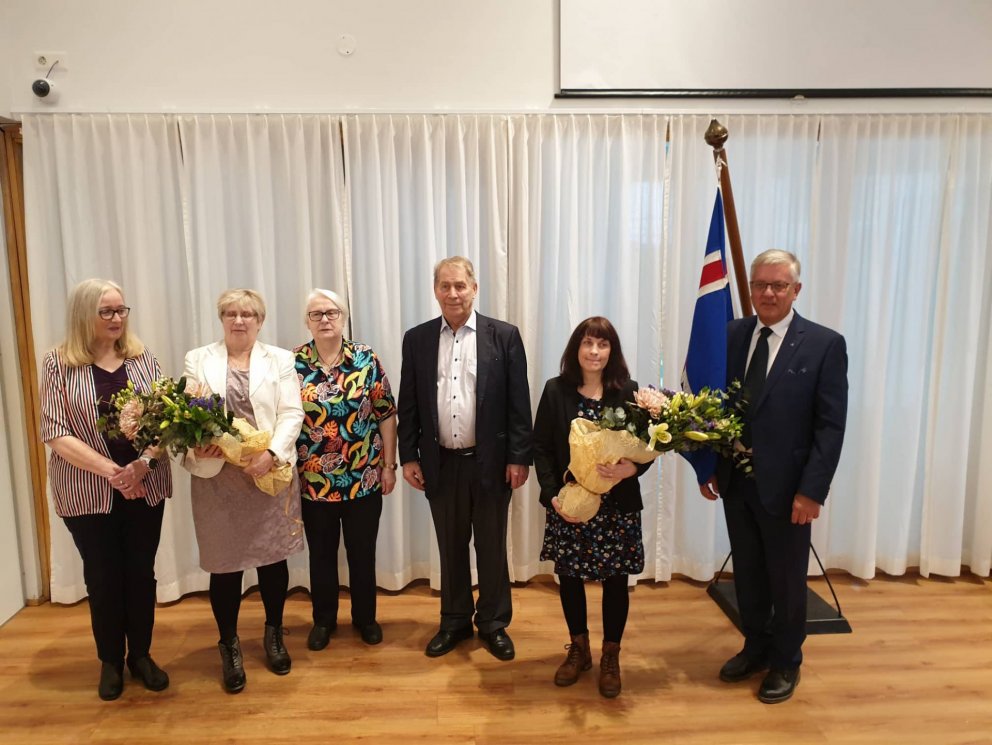 Handhafar menningarverðlauna 2021 ásamt bæjarstjóra. 
Mynd: Sindri Jens Freysson