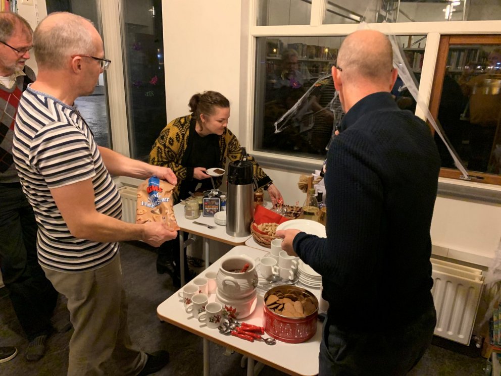 Hluti fundarmanna gæðir sér á veitingunum