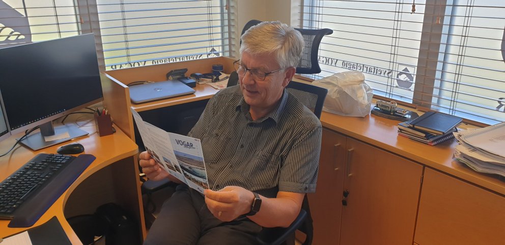 Bæjarstjórinn kíkir í fyrsta bæklinginn sem afhentur var, íbygginn á svip