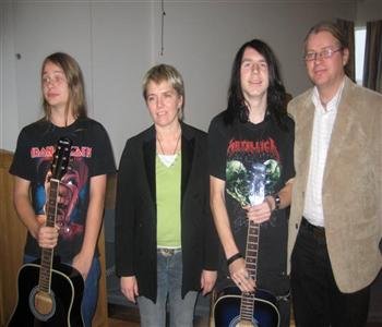 Lions gefur skólanum gítara