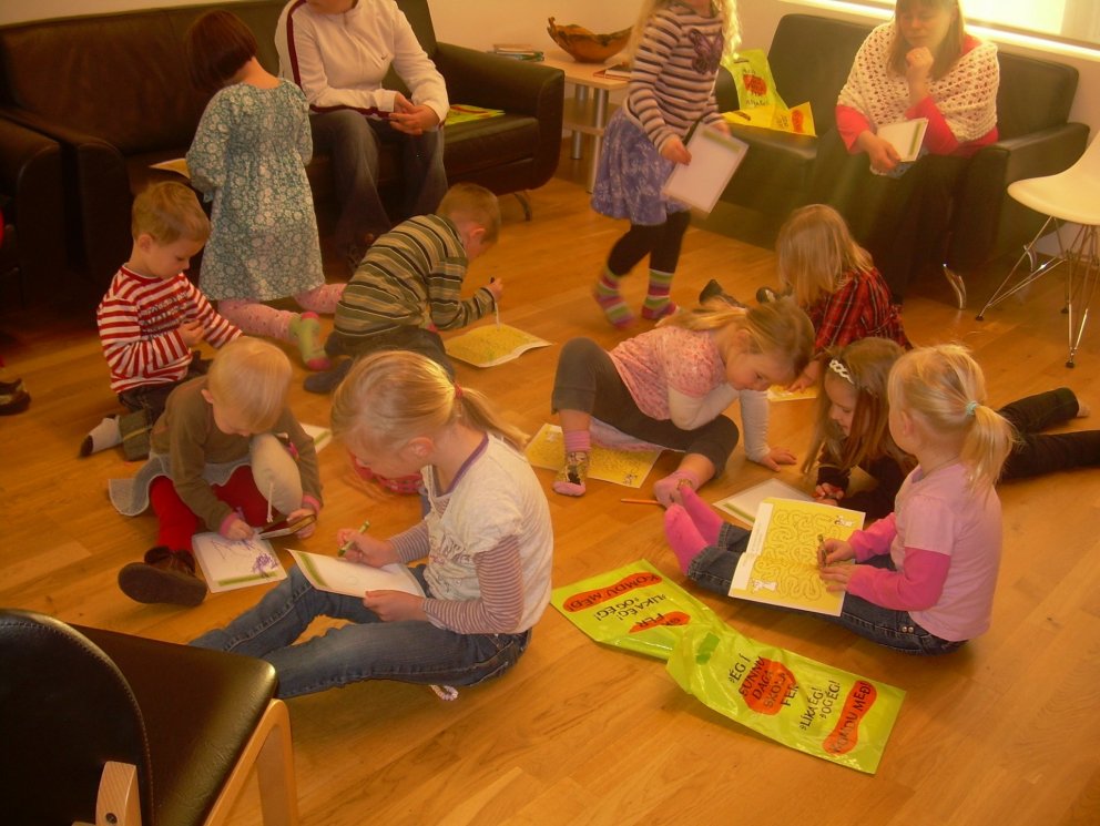 Sunnudagaskóli Kálfatjarnarkirkju er hvern sunnudag kl. 11:00 í Álfagerði.