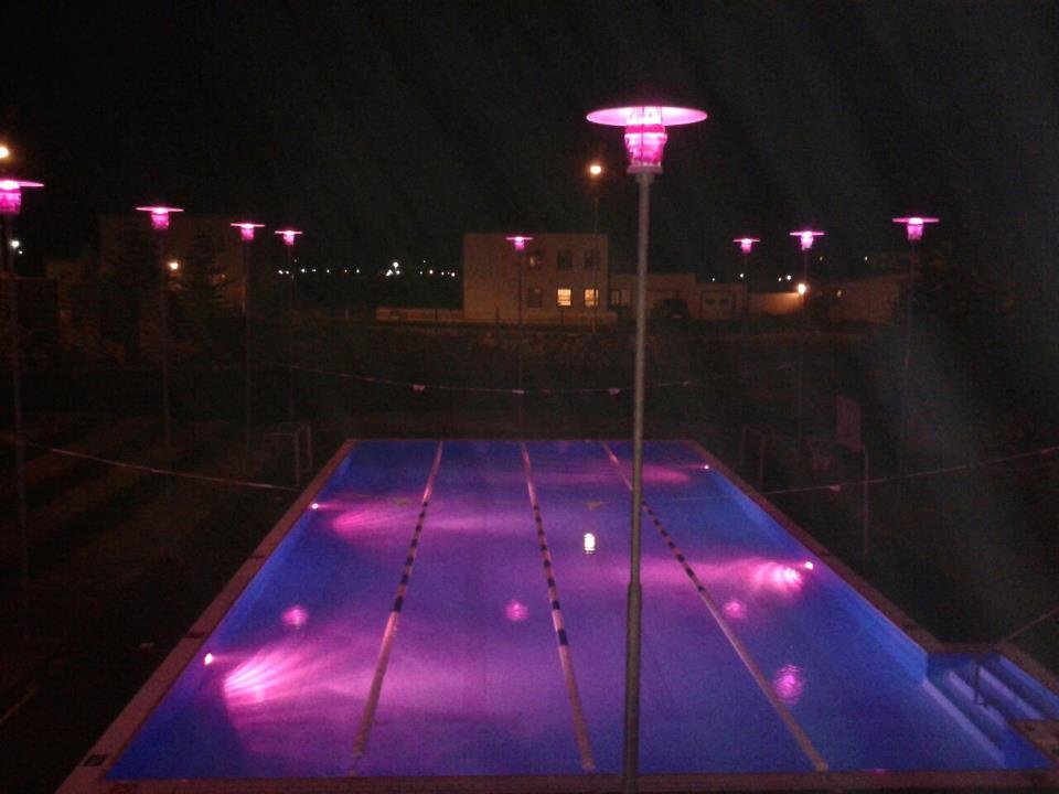 Bleik sundlaug í Vogum