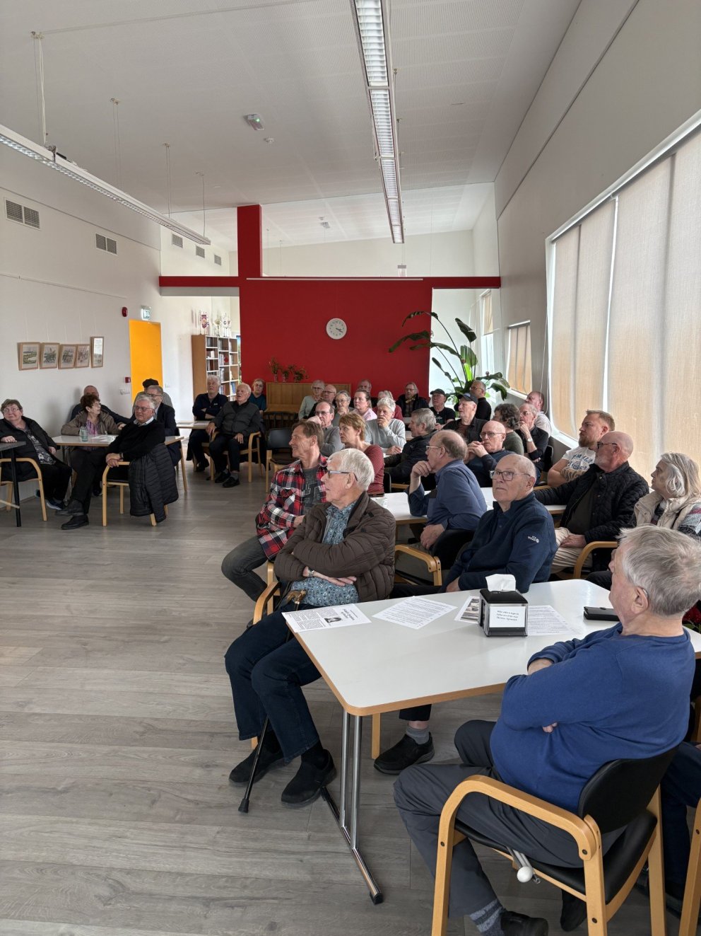 Viðstaddir hlusta átekta.