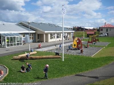 Starfsfólks leikskólans selja útikerti og síld 1. desember nk.