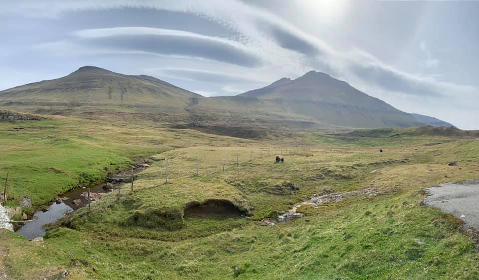 Slættaratindur (til hægri) hæsti tindur Færeyja, 880 metra hár