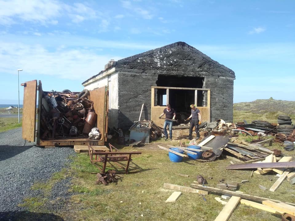 Nóg verk er fyrir höndum eins og sjá má og meira inni