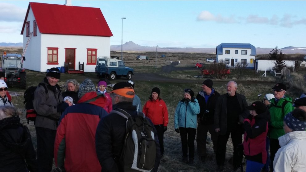 Vel mætt í göngu úr Brunnastaðahverfi í Voga