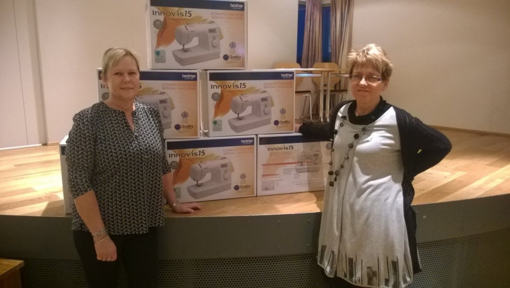 Kvenfélagið gefur skólanum saumavélar