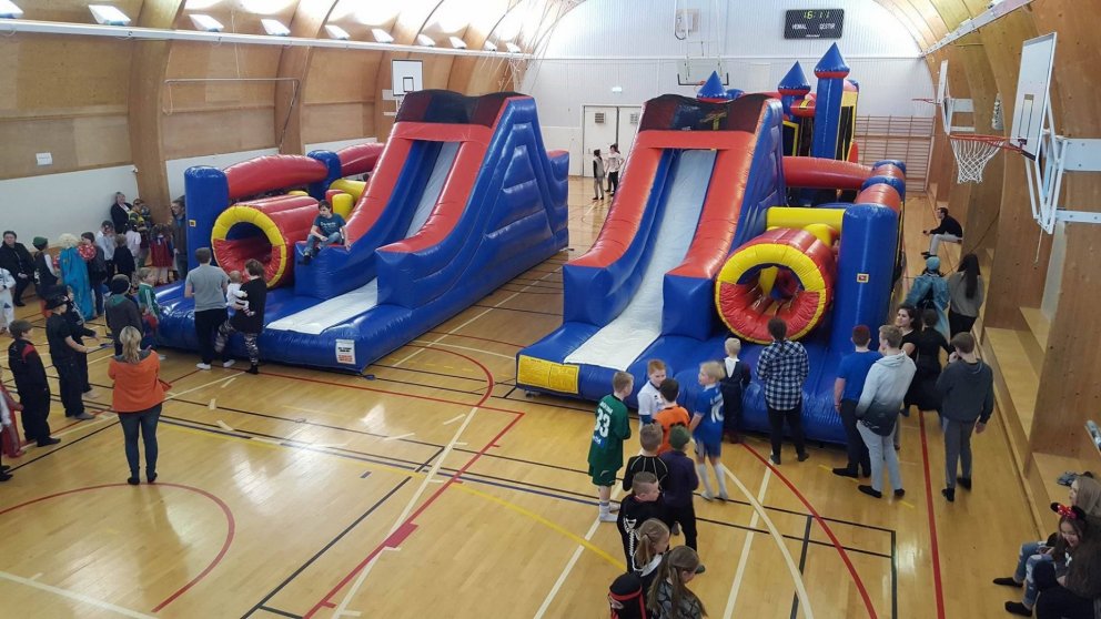 Stórskemmtileg öskudagsskemmtun í íþróttahúsinu.