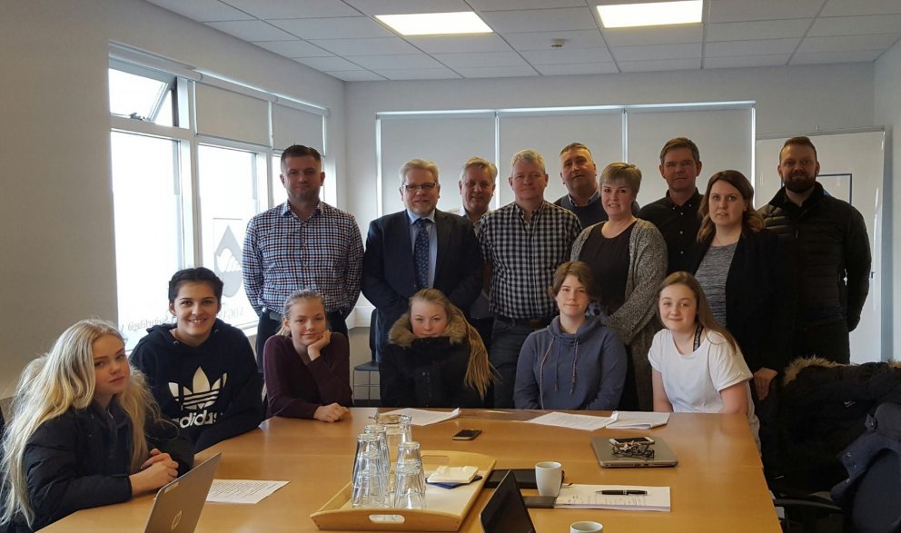 Ungmennaráð heimsótti bæjarstjórn með afrakstur fyrsta ungmennaþingsins.