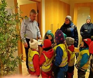 Bæjarstjóranum fært Jólakort