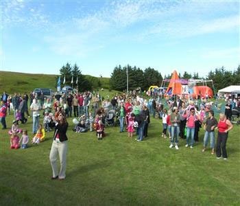 Á óvissutímum er fátt mikilvægara en fjölskyldan og samheldið samfélag