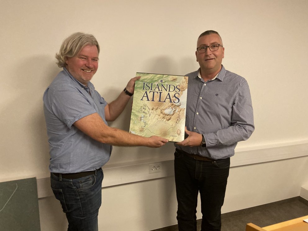 Bergur Álfþórsson, til vinstri, tekur við bókargjöf úr hendi Ingþórs Guðmundssonar