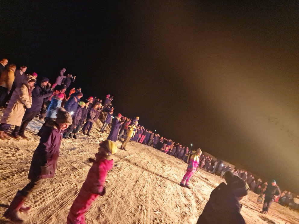 Vel mætt á áramótabrennu