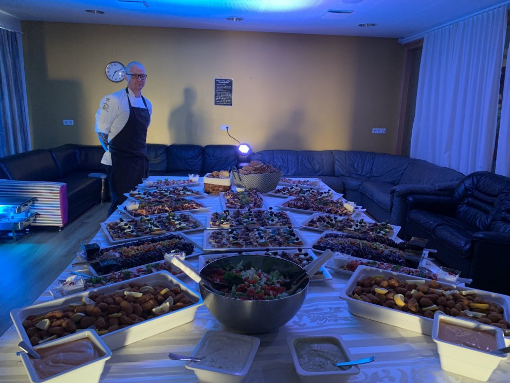 Sveinbjörn kokkur stendur hér við forréttahlaðborðið sem er ekki af verri endanum eins og sjá má