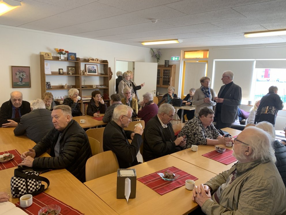 Þetta herbergi er félagsaðstaða eldri borgara á Álftanesi og hér mega sáttir sitja þröngt