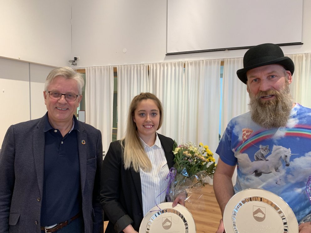 Ásgeir Eiríksson bæjarstjóri ásamt Petru Ruth Rúnarsdóttu formanni UMFÞ og Gunnari Júlíusi Helgasyni…