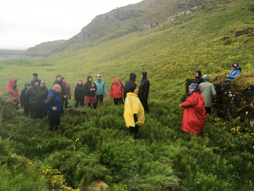 Fræðst um bæinn á Brekku undir Vogastapa