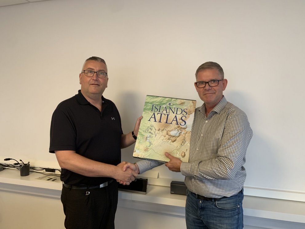 Björn Sæbjörnsson bæjarfulltrúi tekur við bókargjöf úr hendi Ingþórs Guðmundssonar forseta bæjarstjó…