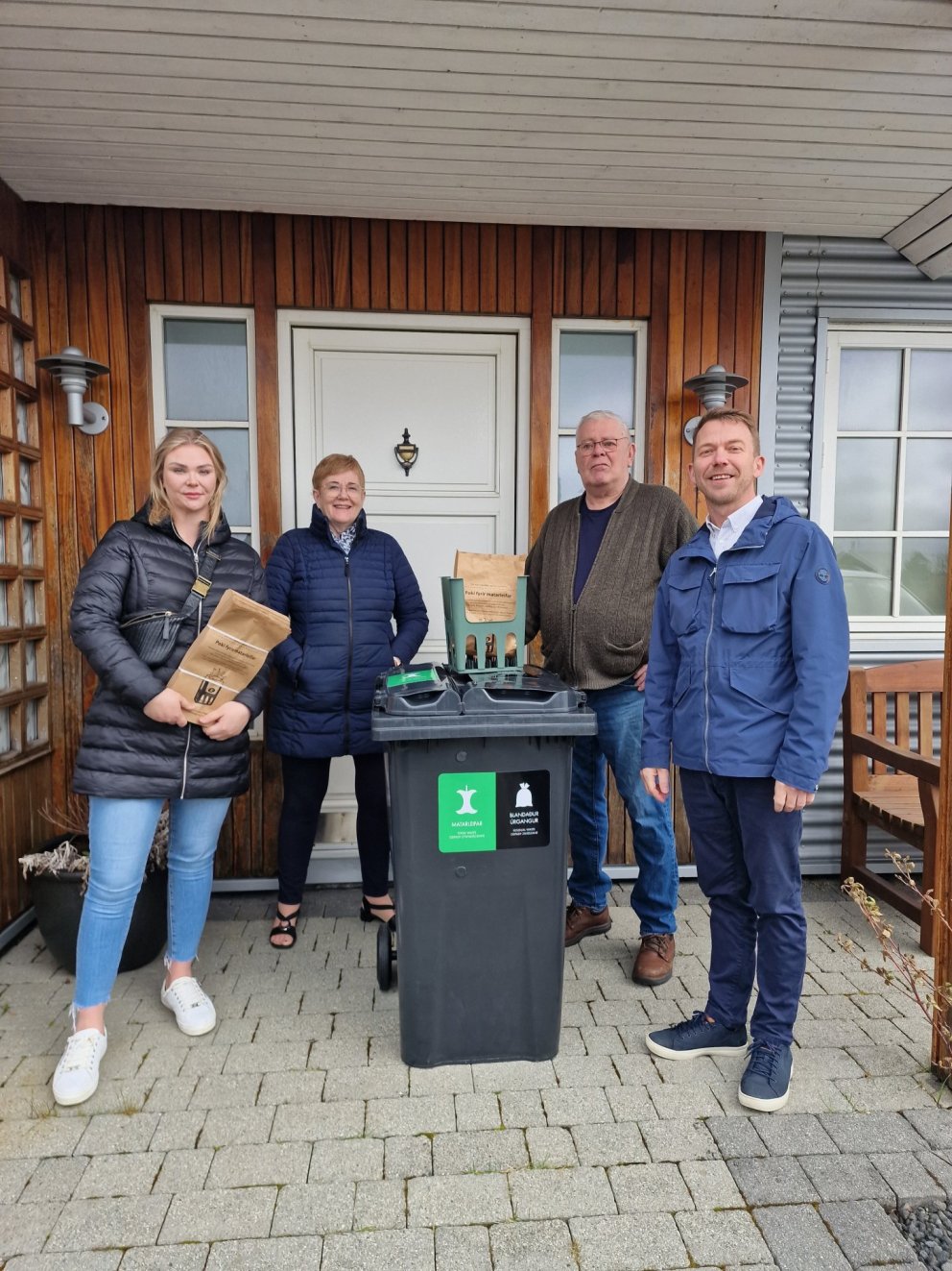 Hjónin í Brekkugötu 23 fengu fyrstu tvískiptu tunnuna í Vogunum