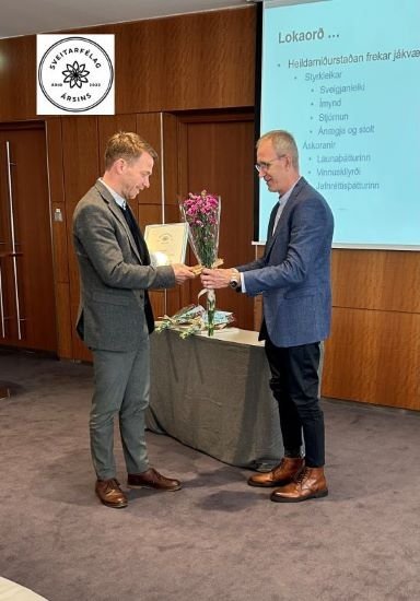 Gunnar Axel Axelsson bæjarstjóri tekur við viðurkenningunni sem Trausti Björgvinssson formaður Starf…