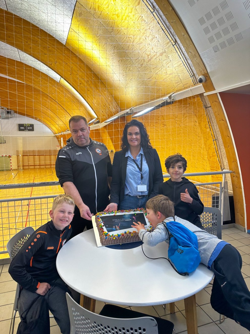 Ljósleiðarinn - fyrstu heimilin tengd í dag, kaka í tilefni dagsins!