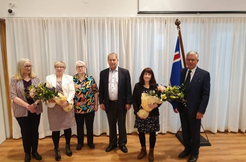 Handhafar menningarverðlauna 2021 ásamt bæjarstjóra. 
Mynd: Sindri Jens Freysson