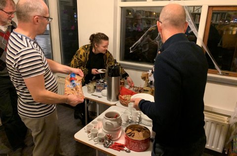 Hluti fundarmanna gæðir sér á veitingunum