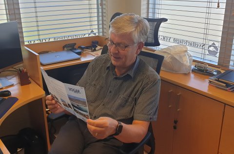 Bæjarstjórinn kíkir í fyrsta bæklinginn sem afhentur var, íbygginn á svip