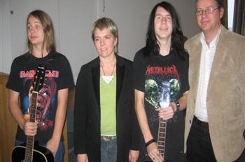 Lions gefur skólanum gítara