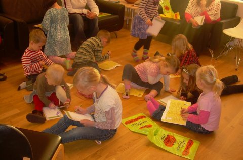 Sunnudagaskóli Kálfatjarnarkirkju er hvern sunnudag kl. 11:00 í Álfagerði.