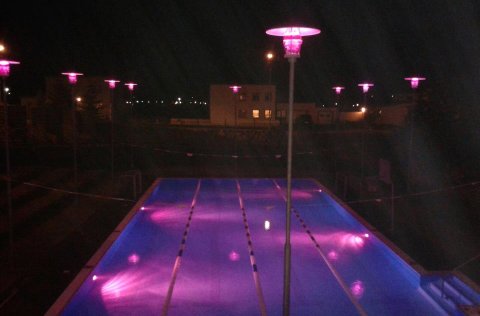 Bleik sundlaug í Vogum