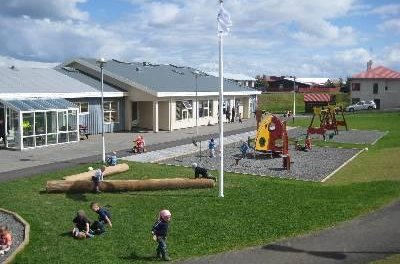 Starfsfólks leikskólans selja útikerti og síld 1. desember nk.