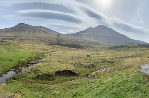 Slættaratindur (til hægri) hæsti tindur Færeyja, 880 metra hár
