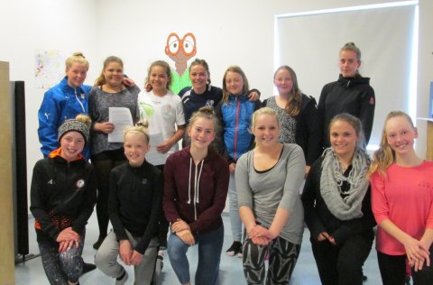 Ólína Viðarsdóttir hélt fyrirlestur fyrir stelpur í fótbolta.